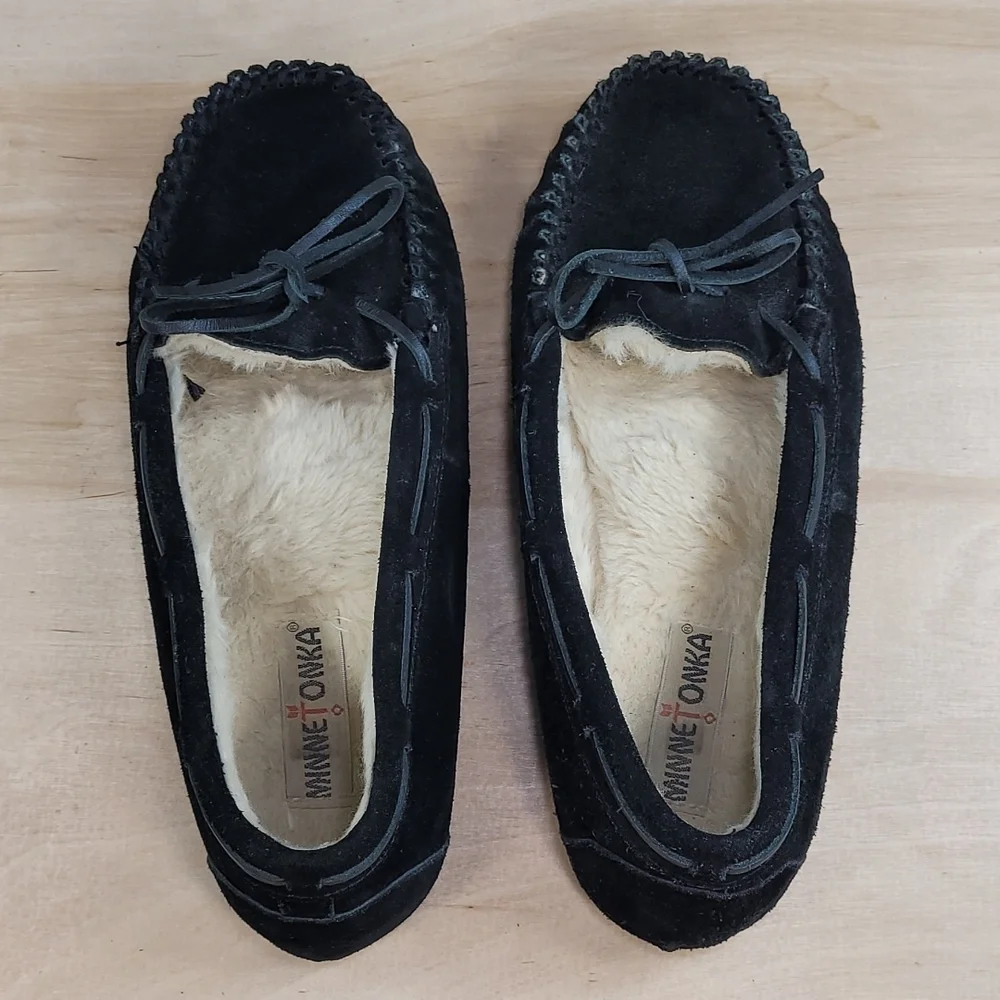 Minnetonka Moccasin Black Women's Slippers - Picture 8 of 10